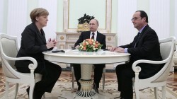 Путин обсудил с Олландом и Меркель обстановку в Донбассе