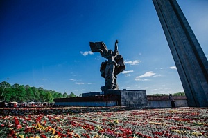 Внуки нацистов мстят победителям Внуки нацистов мстят победителям