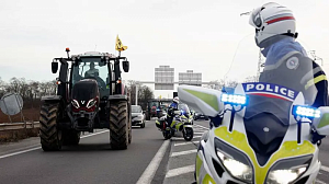 В районе Парижа находятся около 800 тракторов протестующих фермеров