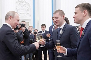 Путин вручил президентские премии молодым ученым