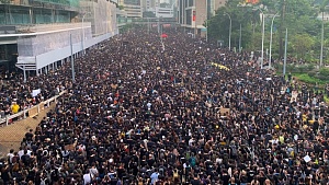 Толпа протестующих ворвалась в парламент Гонконга