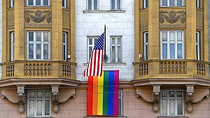 Американское посольство в Москве вывесило на здании ЛГБТ-флаг