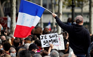 Во Франции тысячи человек почтили память убитого учителя истории 