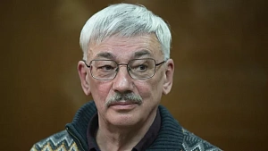 Правозащитника Орлова из «Мемориала» приговорили к 2,5 годам колонии