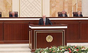 Лукашенко сравнил отказ от русского языка с потерей разума