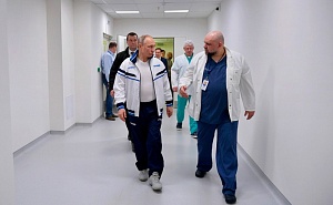 Путин посетил больницу для заражённых коронавирусом в Коммунарке