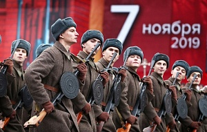 На Красной площади прошёл марш в честь парада 1941 года На Красной площади прошёл марш в честь парада 1941 года