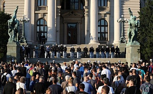 Президент Сербии отменил комендантский час на фоне протестов