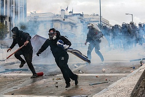 Массовые протесты в Афинах закончились стычками с полицией