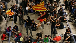 Сторонники независимости Каталонии попытались взять штурмом парламент