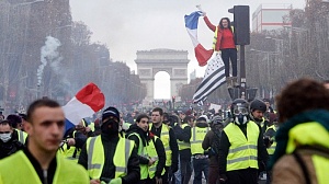 Франция заморозила цены на топливо после массовых протестов