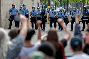 В США из-за убийства афроамериканца полицейскими второй день идут протесты