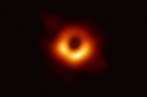 Опубликовано первое фото черной дыры