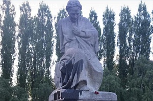 В Берлине осквернили памятник «Скорбящая мать»