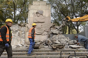 Лех Валенса объяснил снос советских памятников в Польше «менталитетом»