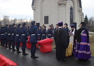 Останки 68 героев-десантников перезахоронили под Калугой