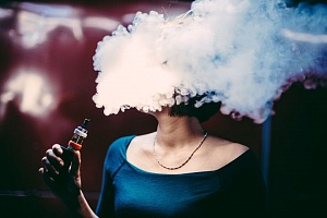 Минздрав предложил приравнять электронные сигареты к обычным