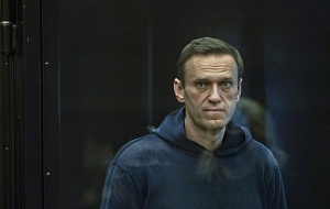 Навальный фактически проведет в колонии 2 года 8 месяцев