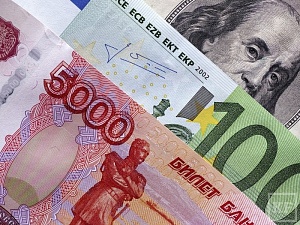 Евро от доллара недалеко падает. А рубль?