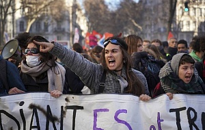 Во Франции проходят манифестации против пенсионной реформы