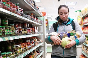 Почти половине российских семей денег хватает только на еду и одежду