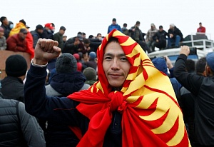 В Киргизии оппозиция призывает объявить импичмент президенту