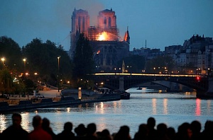 Во Франции горит собор Парижской Богоматери