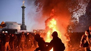 Париж превратился в поле боя из-за массовых протестов