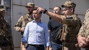 Зеленский пообещал дать жёсткий ответ на обстрелы в Донбассе