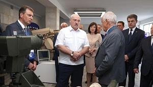 Лукашенко объявил о перевооружении самолётов под ядерные заряды