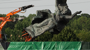 В Риге возобновился демонтаж памятника освободителям