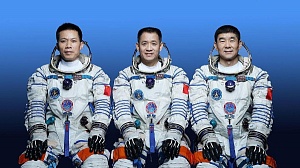 Китай отправил трёх космонавтов к строящейся орбитальной станции
