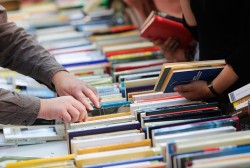 Любители чтения собираются у стен Кремля Любители чтения собираются у стен Кремля