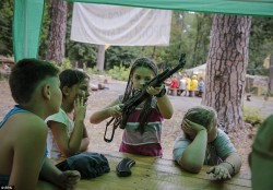 Батальон «Азов» учит воевать маленьких детей Батальон «Азов» учит воевать маленьких детей