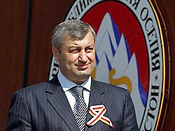 Кокойты вручил российским миротворцам медаль Кокойты вручил российским миротворцам медаль