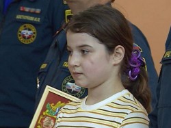 11-летнюю девочку наградили за героизм 11-летнюю девочку наградили за героизм