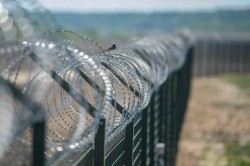 Венгрия построит второй забор на границе с Сербией Венгрия построит второй забор на границе с Сербией