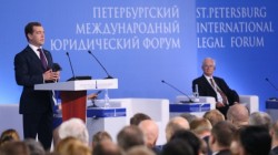 Дмитрий Медведев летит на саммит «восьмерки» Дмитрий Медведев летит на саммит «восьмерки»