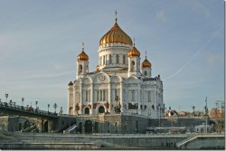 У храма Христа Спасителя разбросали листовки У храма Христа Спасителя разбросали листовки