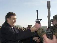 А Саакашвили все вооружается А Саакашвили все вооружается