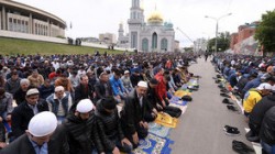 Мусульмане отмечают Ураза-байрам Мусульмане отмечают Ураза-байрам