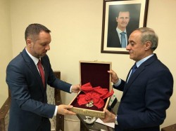 Асад вернул Франции свой орден Почётного легиона Асад вернул Франции свой орден Почётного легиона