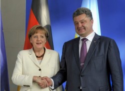 Меркель поддержала Порошенко в вопросе санкций против России