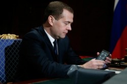 Медведеву подарили YotaPhone Медведеву подарили YotaPhone