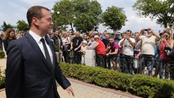 Киев возмутился поездкой Медведева в Крым Киев возмутился поездкой Медведева в Крым