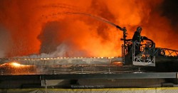 При тушении пожара на складе в Москве погибли 8 спасателей При тушении пожара на складе в Москве погибли 8 спасателей