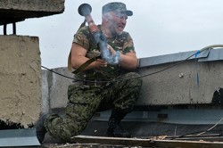 Cиловики штурмуют Славянск Cиловики штурмуют Славянск