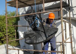 В Польше демонтировали памятник Черняховскому В Польше демонтировали памятник Черняховскому