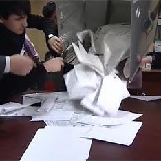 Россия подсчитывает голоса Россия подсчитывает голоса