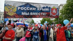 Россия празднует возвращение Крыма, США грозят новыми санкциями Россия празднует возвращение Крыма, США грозят новыми санкциями
